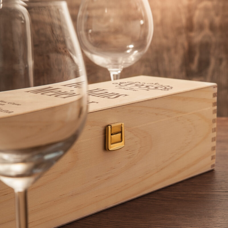 Bild von   weinkiste mit namens und jahrjpg | Individuelle 🎁 persönliche 🎁 personalisierte Geschenke bedruckt ▪ bestickt ▪ graviert