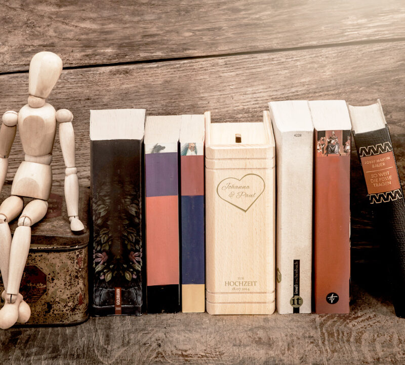 Bild von   spardose buch aus holz zur hocjpg | Individuelle 🎁 persönliche 🎁 personalisierte Geschenke bedruckt ▪ bestickt ▪ graviert