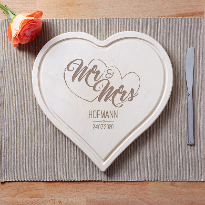 Bild von   mr und mrs holzbrett in herzjpg | Individuelle 🎁 persönliche 🎁 personalisierte Geschenke bedruckt ▪ bestickt ▪ graviert