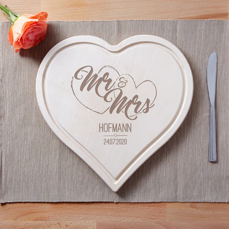 Bild von   mr und mrs holzbrett in herzjpg | Individuelle 🎁 persönliche 🎁 personalisierte Geschenke bedruckt ▪ bestickt ▪ graviert