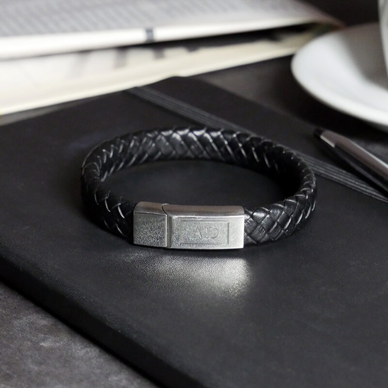 Bild von   lederarmband mit gravur fuer hjpg | Individuelle 🎁 persönliche 🎁 personalisierte Geschenke bedruckt ▪ bestickt ▪ graviert
