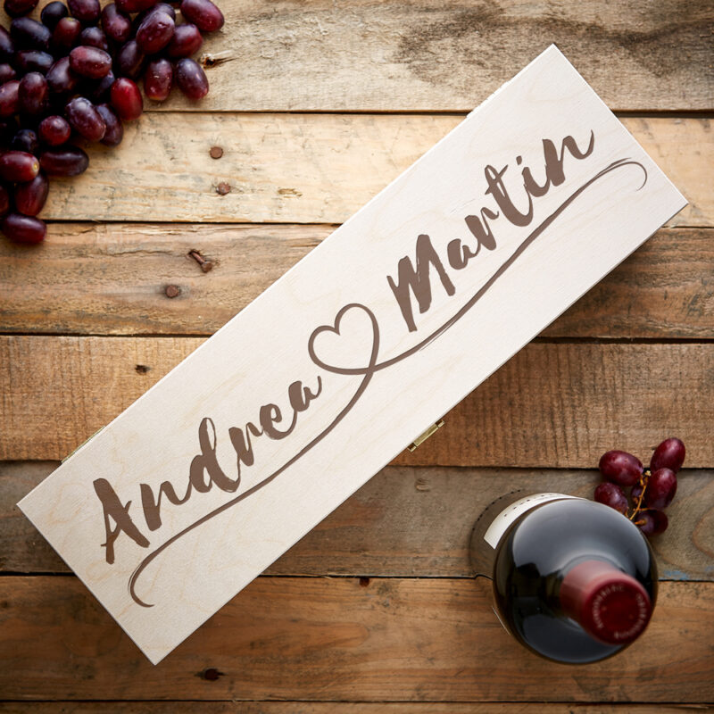 Bild von   weinkiste mit gravur herz unjpg | Individuelle 🎁 persönliche 🎁 personalisierte Geschenke bedruckt ▪ bestickt ▪ graviert