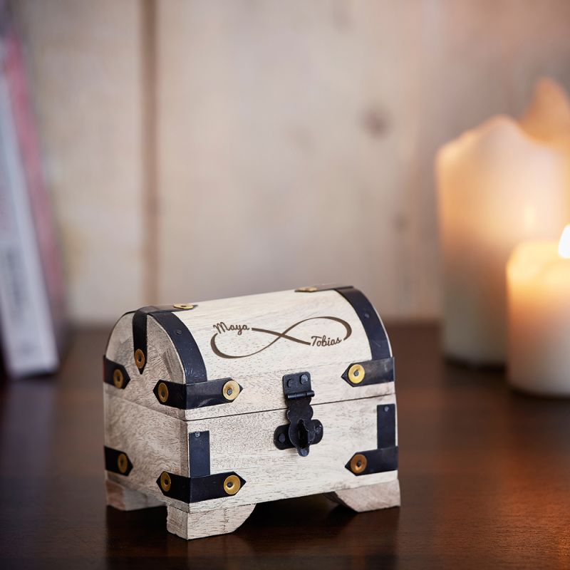 Bild von   kleine schatztruhe mit gravurjpg | Individuelle 🎁 persönliche 🎁 personalisierte Geschenke bedruckt ▪ bestickt ▪ graviert