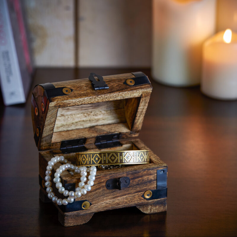 Bild von   kleine schatztruhe mit gravurjpg | Individuelle 🎁 persönliche 🎁 personalisierte Geschenke bedruckt ▪ bestickt ▪ graviert