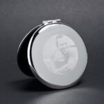 🖼️ 106024-1-taschenspiegel-rund-gravur.jpg | Individuelle 🎁 persönliche 🎁 personalisierte Geschenke bedruckt ▪ bestickt ▪ graviert Bild von   taschenspiegel rund gravurjpg | Individuelle 🎁 persönliche 🎁 personalisierte Geschenke bedruckt ▪ bestickt ▪ graviert