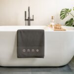 Bild von   badetuch mit namen antrazitjpg | Individuelle 🎁 persönliche 🎁 personalisierte Geschenke bedruckt ▪ bestickt ▪ graviert