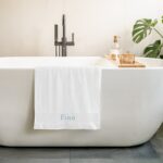 Bild von   handtuch mit namen weissjpg | Individuelle 🎁 persönliche 🎁 personalisierte Geschenke bedruckt ▪ bestickt ▪ graviert