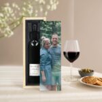 🖼️ 108873-1-wein-in-bedruckter-kister-be.jpg | Individuelle 🎁 persönliche 🎁 personalisierte Geschenke bedruckt ▪ bestickt ▪ graviert Bild von wein in bedruckter kister bejpg | Individuelle 🎁 persönliche 🎁 personalisierte Geschenke bedruckt ▪ bestickt ▪ graviert