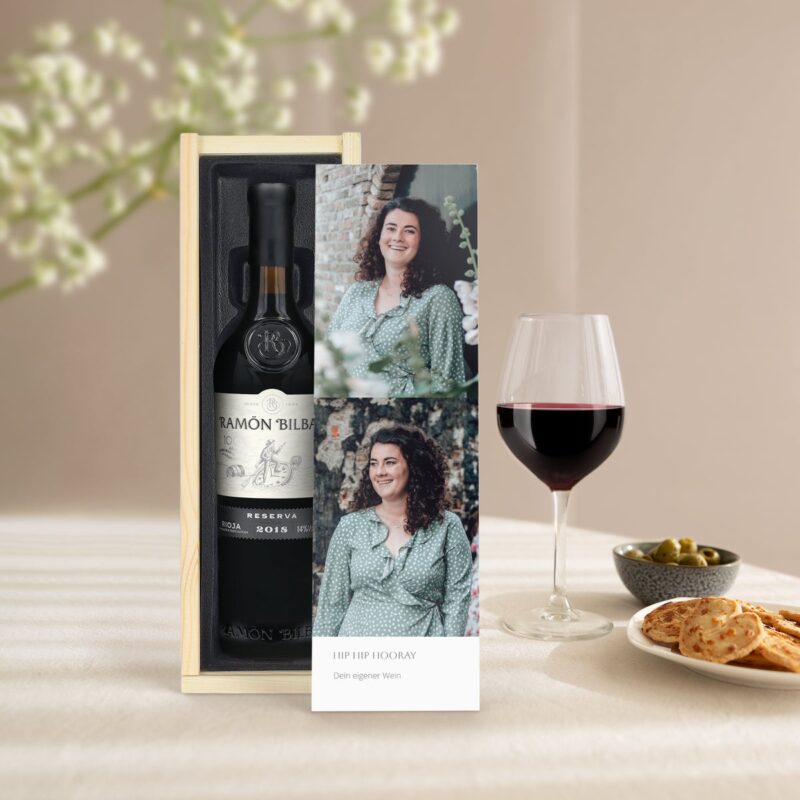 Bild von   wein in holzkiste ramon bilbjpg | Individuelle 🎁 persönliche 🎁 personalisierte Geschenke bedruckt ▪ bestickt ▪ graviert