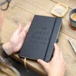 🖼️ 109820-1-lehrer-notizbuch-schwarz.jpg | Individuelle 🎁 persönliche 🎁 personalisierte Geschenke bedruckt ▪ bestickt ▪ graviert Bild von lehrer notizbuch schwarzjpg | Individuelle 🎁 persönliche 🎁 personalisierte Geschenke bedruckt ▪ bestickt ▪ graviert