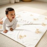 🖼️ 111420-1-babydecke-mit-namen-weiss.jpg | Individuelle 🎁 persönliche 🎁 personalisierte Geschenke bedruckt ▪ bestickt ▪ graviert Bild von babydecke mit namen weissjpg | Individuelle 🎁 persönliche 🎁 personalisierte Geschenke bedruckt ▪ bestickt ▪ graviert