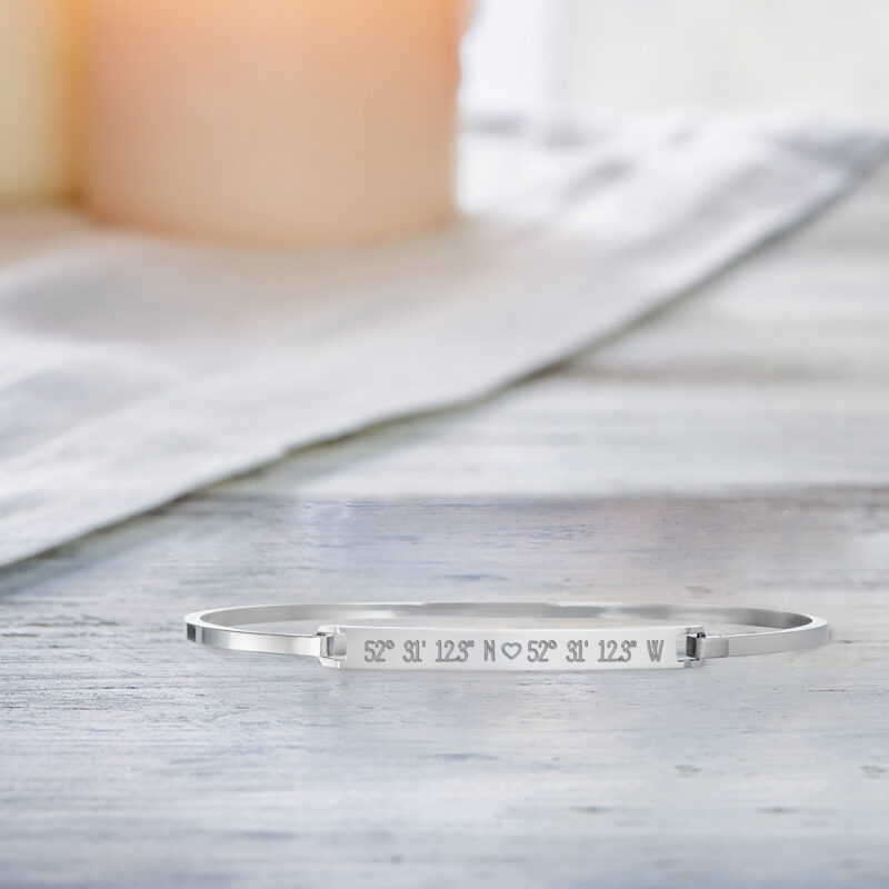 Bild von   armreif mit gravur geokoordijpg | Individuelle 🎁 persönliche 🎁 personalisierte Geschenke bedruckt ▪ bestickt ▪ graviert