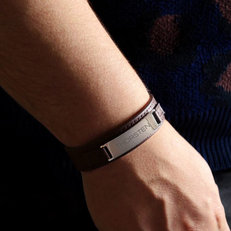 Bild von   braunes lederarmband mit gravujpg | Individuelle 🎁 persönliche 🎁 personalisierte Geschenke bedruckt ▪ bestickt ▪ graviert