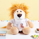 🖼️ 192182-1-kuscheltier-loewe-mit-foto-shi.jpg | Individuelle 🎁 persönliche 🎁 personalisierte Geschenke bedruckt ▪ bestickt ▪ graviert Bild von kuscheltier loewe mit foto shijpg | Individuelle 🎁 persönliche 🎁 personalisierte Geschenke bedruckt ▪ bestickt ▪ graviert