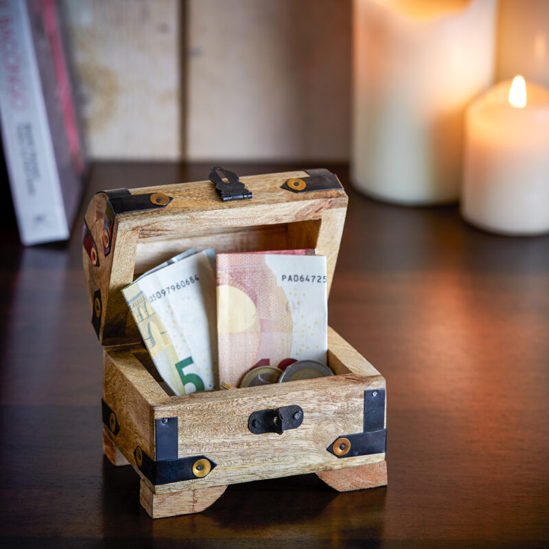 Bild von   kleine schatztruhe mit gravurjpg | Individuelle 🎁 persönliche 🎁 personalisierte Geschenke bedruckt ▪ bestickt ▪ graviert