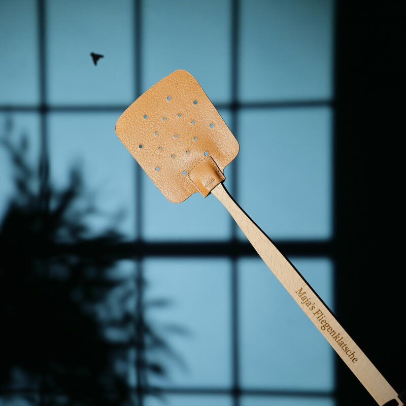 Bild von   fliegenklatsche aus holz inkljpg | Individuelle 🎁 persönliche 🎁 personalisierte Geschenke bedruckt ▪ bestickt ▪ graviert