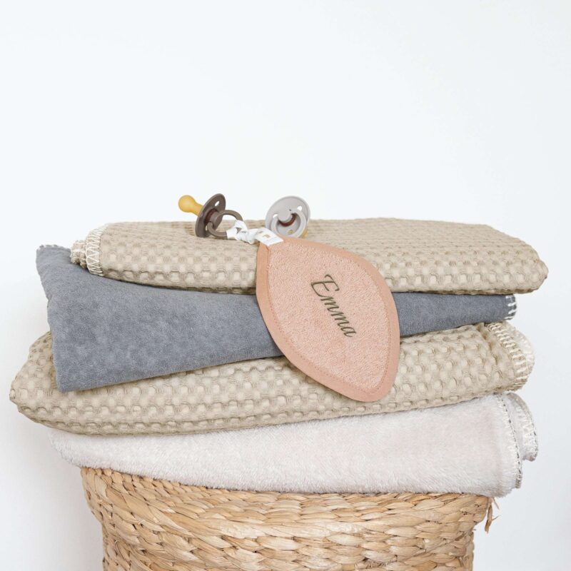 Bild von   koeka schnullertuch mit namenjpg | Individuelle 🎁 persönliche 🎁 personalisierte Geschenke bedruckt ▪ bestickt ▪ graviert