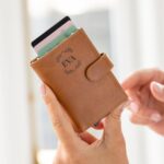 Bild von   kartenetui leder mit namenjpg | Individuelle 🎁 persönliche 🎁 personalisierte Geschenke bedruckt ▪ bestickt ▪ graviert