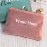🖼️ 324806-1-samtbeutel-mit-eigenem-text.jpg | Individuelle 🎁 persönliche 🎁 personalisierte Geschenke bedruckt ▪ bestickt ▪ graviert Bild von samtbeutel mit eigenem textjpg | Individuelle 🎁 persönliche 🎁 personalisierte Geschenke bedruckt ▪ bestickt ▪ graviert