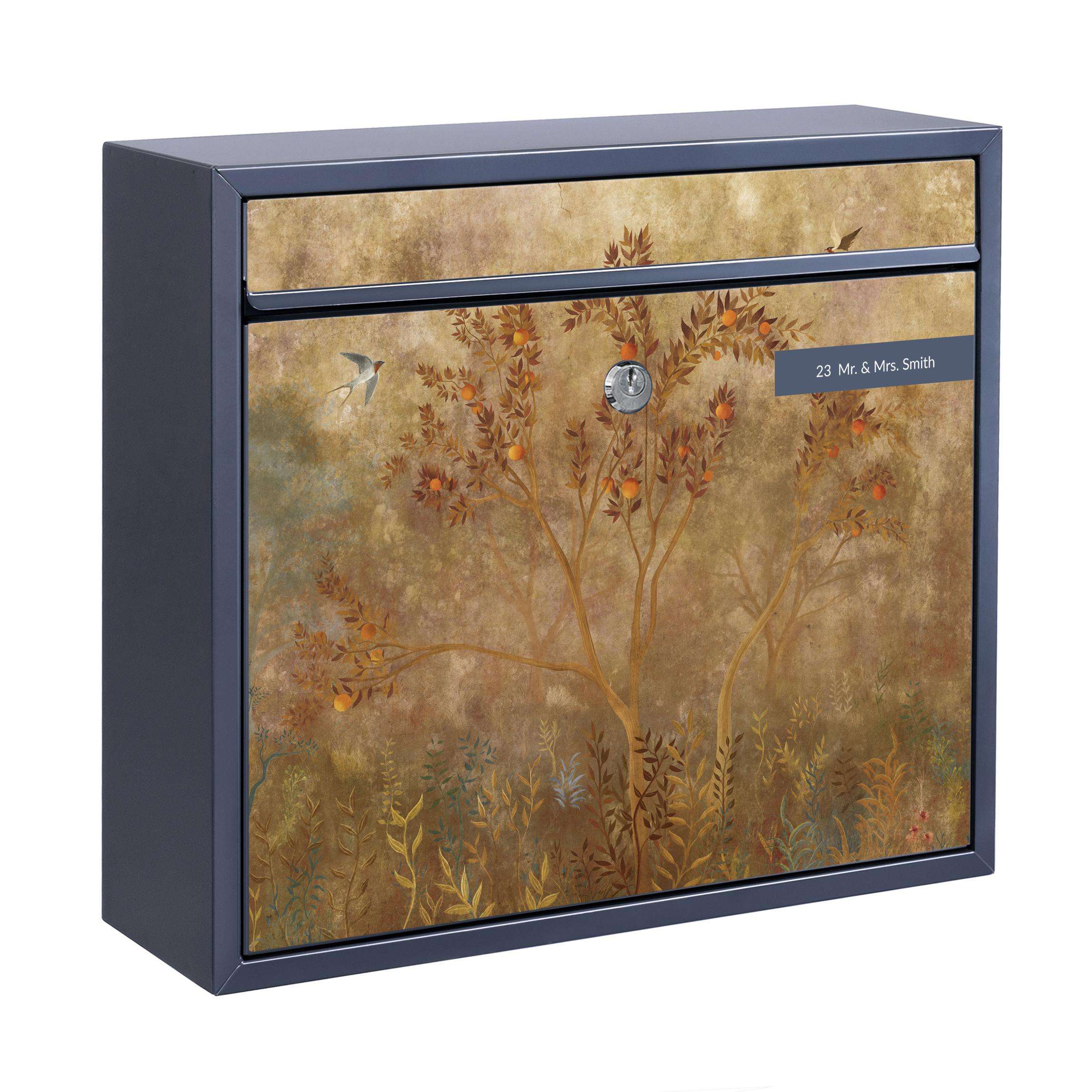 Briefkasten mit eigenem Text Waldlichtung mit Orangenbaum bei Tag