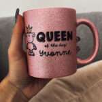 Bild von   glitzertasse queen of the dajpg | Individuelle 🎁 persönliche 🎁 personalisierte Geschenke bedruckt ▪ bestickt ▪ graviert