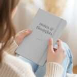 🖼️ 339599-1-notizbuch-a5-mit-namen-grau.jpg | Individuelle 🎁 persönliche 🎁 personalisierte Geschenke bedruckt ▪ bestickt ▪ graviert Bild von notizbuch a mit namen graujpg | Individuelle 🎁 persönliche 🎁 personalisierte Geschenke bedruckt ▪ bestickt ▪ graviert