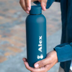 🖼️ 339784-1-trinkflasche-mit-namen-dunkelb.jpg | Individuelle 🎁 persönliche 🎁 personalisierte Geschenke bedruckt ▪ bestickt ▪ graviert Bild von trinkflasche mit namen dunkelbjpg | Individuelle 🎁 persönliche 🎁 personalisierte Geschenke bedruckt ▪ bestickt ▪ graviert