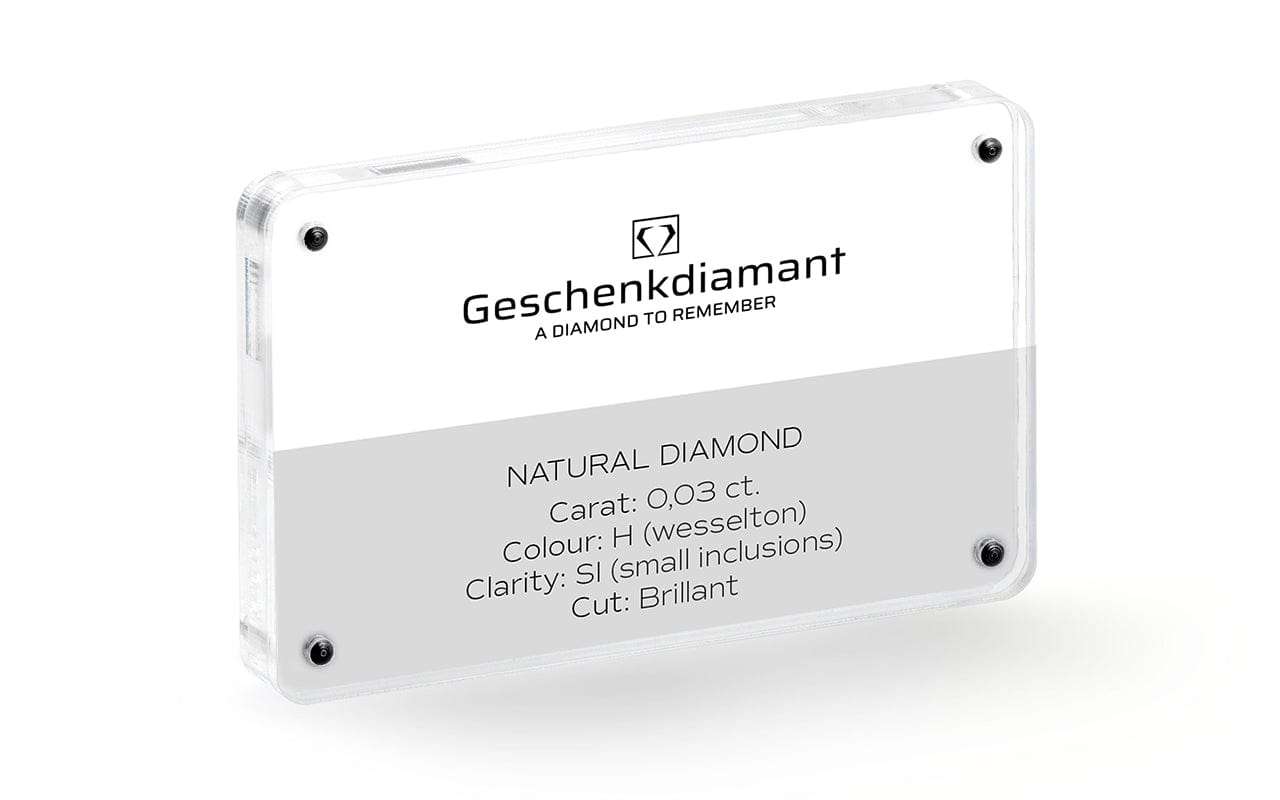 Clear acrylic display card labeled Geschenkdiamant, detailing a natural diamond: 0.03 ct, color H, SI clarity, brilliant cut.