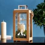 🖼️ 348345-1-holz-laterne-mit-gravur-zur-ta.jpg | Individuelle 🎁 persönliche 🎁 personalisierte Geschenke bedruckt ▪ bestickt ▪ graviert Bild von holz laterne mit gravur zur tajpg | Individuelle 🎁 persönliche 🎁 personalisierte Geschenke bedruckt ▪ bestickt ▪ graviert