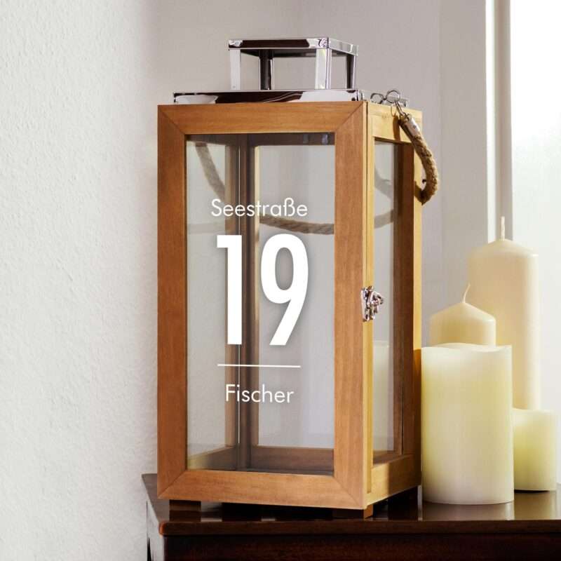 Personalisierte Holzlaterne mit moderner Gravur - Name und Adresse