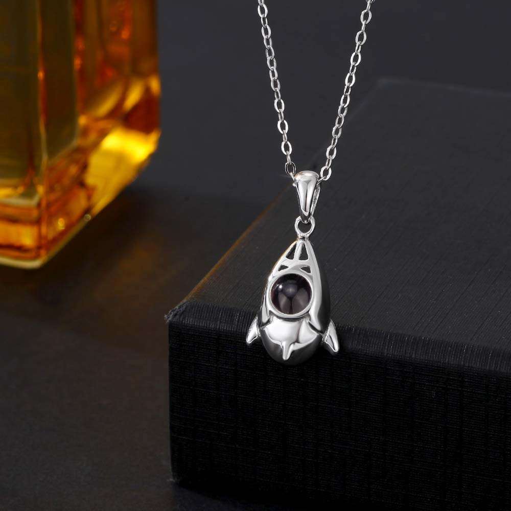 🖼️ 348498-1-foto-projektion-halskette-mit.jpg | Individuelle 🎁 persönliche 🎁 personalisierte Geschenke bedruckt ▪ bestickt ▪ graviert Bild von foto projektion halskette mitjpg | Individuelle 🎁 persönliche 🎁 personalisierte Geschenke bedruckt ▪ bestickt ▪ graviert