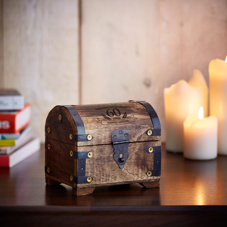Bild von   dunkle schatztruhe zum geburtsjpg | Individuelle 🎁 persönliche 🎁 personalisierte Geschenke bedruckt ▪ bestickt ▪ graviert