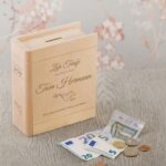 🖼️ 103707-1-spardose-buch-aus-holz-mit-gra.jpg | Individuelle 🎁 persönliche 🎁 personalisierte Geschenke bedruckt ▪ bestickt ▪ graviert Bild von   spardose buch aus holz mit grajpg | Individuelle 🎁 persönliche 🎁 personalisierte Geschenke bedruckt ▪ bestickt ▪ graviert