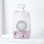🖼️ 104206-1-bonbonglas-mit-gravur-diaman.jpg | Individuelle 🎁 persönliche 🎁 personalisierte Geschenke bedruckt ▪ bestickt ▪ graviert Bild von bonbonglas mit gravur diamanjpg | Individuelle 🎁 persönliche 🎁 personalisierte Geschenke bedruckt ▪ bestickt ▪ graviert