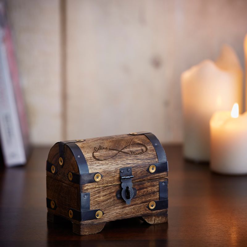 Bild von   kleine schatztruhe mit gravurjpg | Individuelle 🎁 persönliche 🎁 personalisierte Geschenke bedruckt ▪ bestickt ▪ graviert