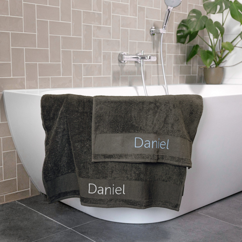 Bild von   handtuch mit namen antrazitpng | Individuelle 🎁 persönliche 🎁 personalisierte Geschenke bedruckt ▪ bestickt ▪ graviert