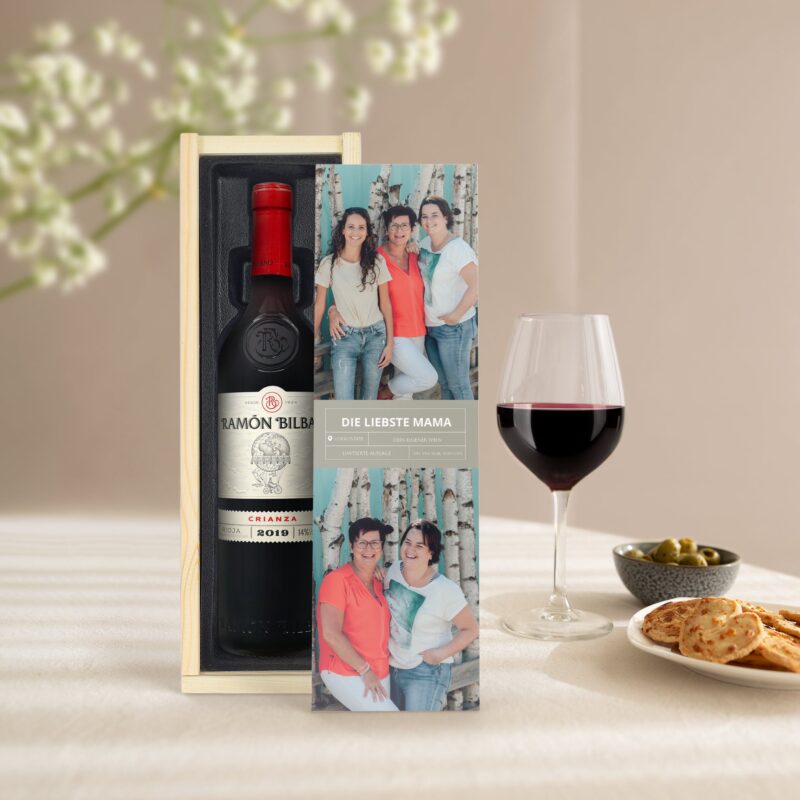 Bild von   wein in holzkiste ramon bilbjpg | Individuelle 🎁 persönliche 🎁 personalisierte Geschenke bedruckt ▪ bestickt ▪ graviert