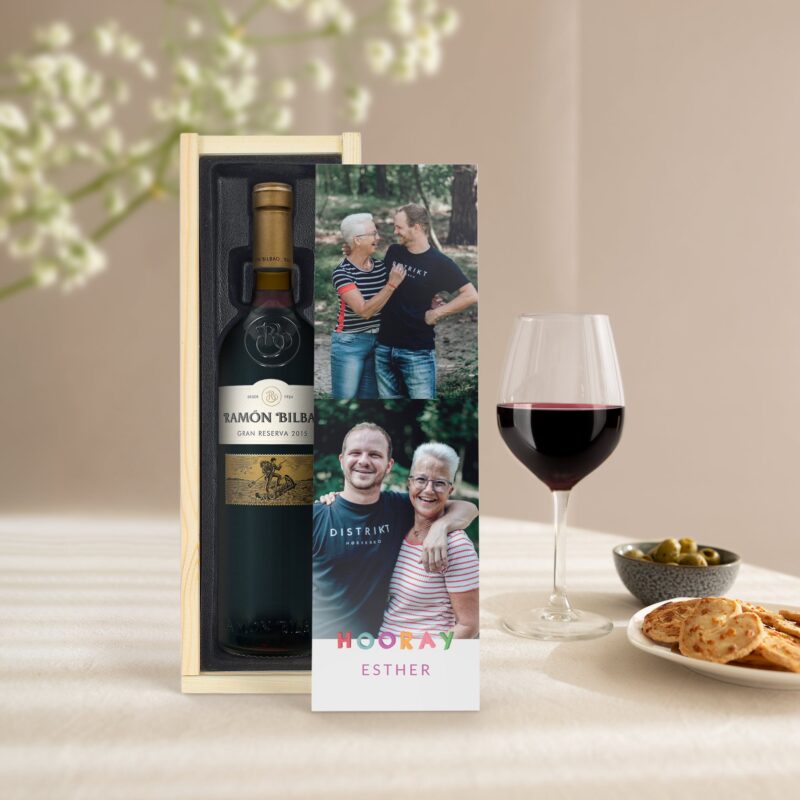 Bild von   wein in holzkiste ramon bilbjpg | Individuelle 🎁 persönliche 🎁 personalisierte Geschenke bedruckt ▪ bestickt ▪ graviert