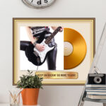 Bild von   goldene schallplatte mit namenjpg | Individuelle 🎁 persönliche 🎁 personalisierte Geschenke bedruckt ▪ bestickt ▪ graviert