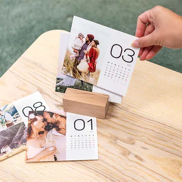 Bild von   kalender im holzaufsteller quejpg | Individuelle 🎁 persönliche 🎁 personalisierte Geschenke bedruckt ▪ bestickt ▪ graviert