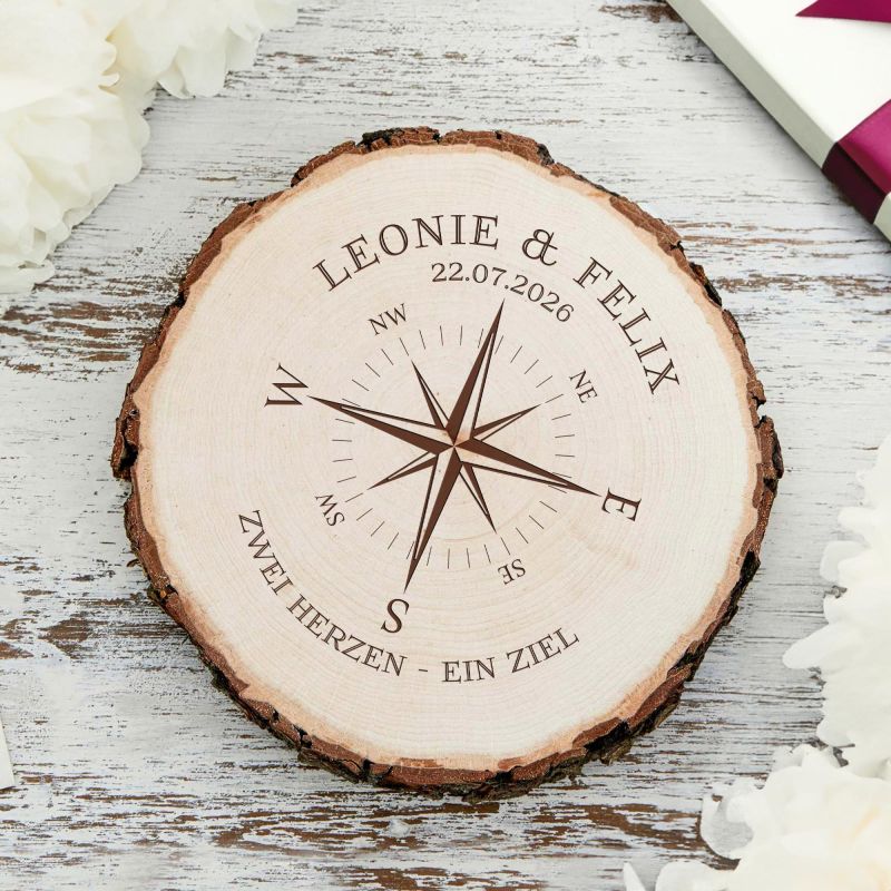 Bild von   baumscheibe mit gravur kompassjpg | Individuelle 🎁 persönliche 🎁 personalisierte Geschenke bedruckt ▪ bestickt ▪ graviert