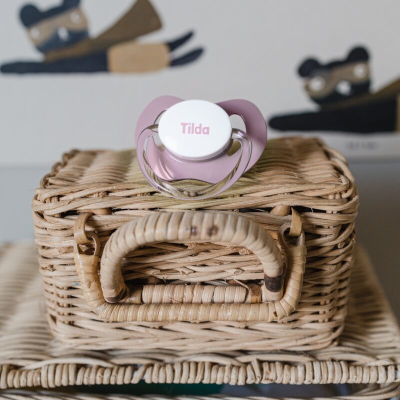 Bild von   schnuller mit namen set taupjpg | Individuelle 🎁 persönliche 🎁 personalisierte Geschenke bedruckt ▪ bestickt ▪ graviert