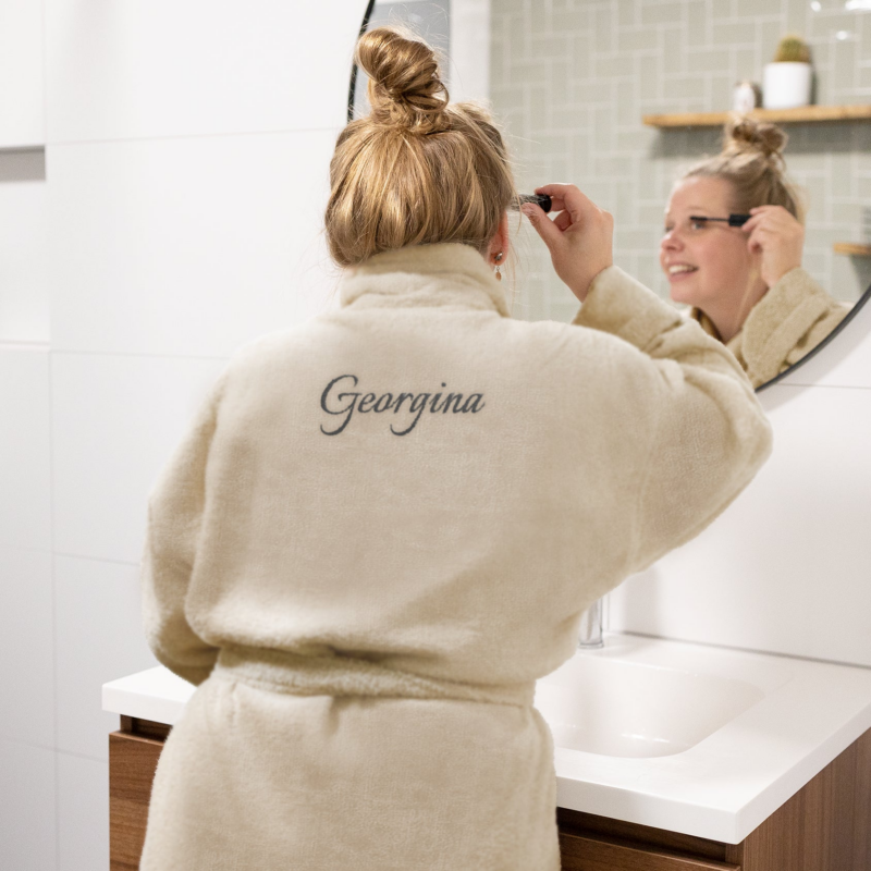 Bild von   bademantel mit namen damenpng | Individuelle 🎁 persönliche 🎁 personalisierte Geschenke bedruckt ▪ bestickt ▪ graviert