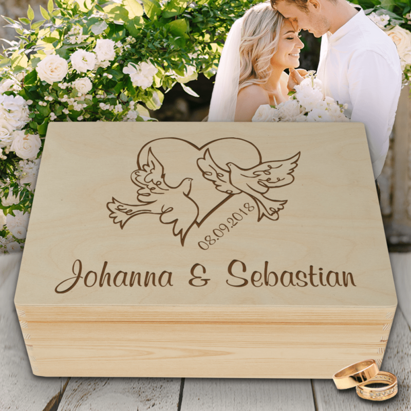 Bild von   holzkiste hochzeit tauben mitpng | Individuelle 🎁 persönliche 🎁 personalisierte Geschenke bedruckt ▪ bestickt ▪ graviert