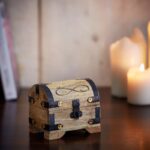 Bild von   kleine schatztruhe mit gravurjpg | Individuelle 🎁 persönliche 🎁 personalisierte Geschenke bedruckt ▪ bestickt ▪ graviert
