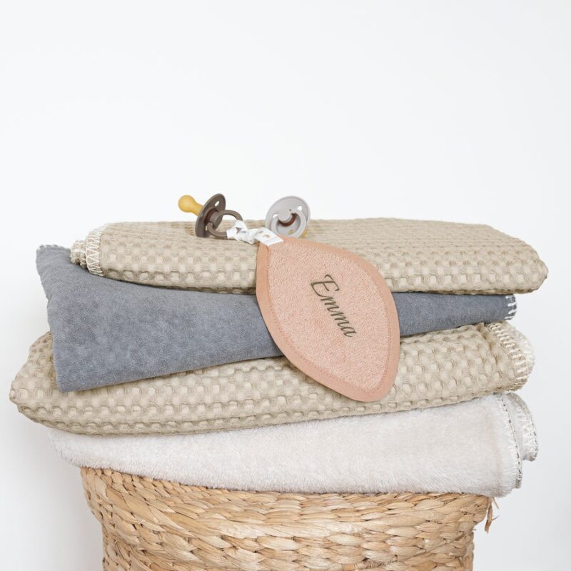 Bild von   koeka schnullertuch mit namenjpg | Individuelle 🎁 persönliche 🎁 personalisierte Geschenke bedruckt ▪ bestickt ▪ graviert
