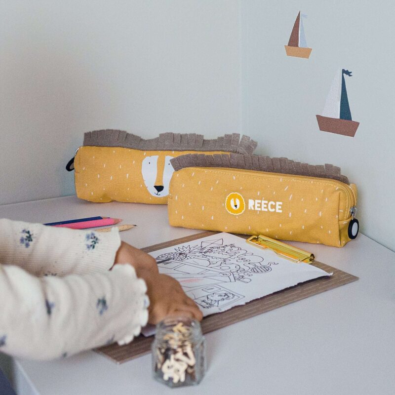 Bild von   federmaeppchen mit namen mrjpg | Individuelle 🎁 persönliche 🎁 personalisierte Geschenke bedruckt ▪ bestickt ▪ graviert