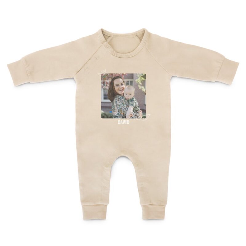 Bild von   babystrampler bedrucken beigjpg | Individuelle 🎁 persönliche 🎁 personalisierte Geschenke bedruckt ▪ bestickt ▪ graviert