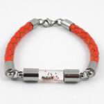 Bild von   armband mit namen leder rotjpg | Individuelle 🎁 persönliche 🎁 personalisierte Geschenke bedruckt ▪ bestickt ▪ graviert