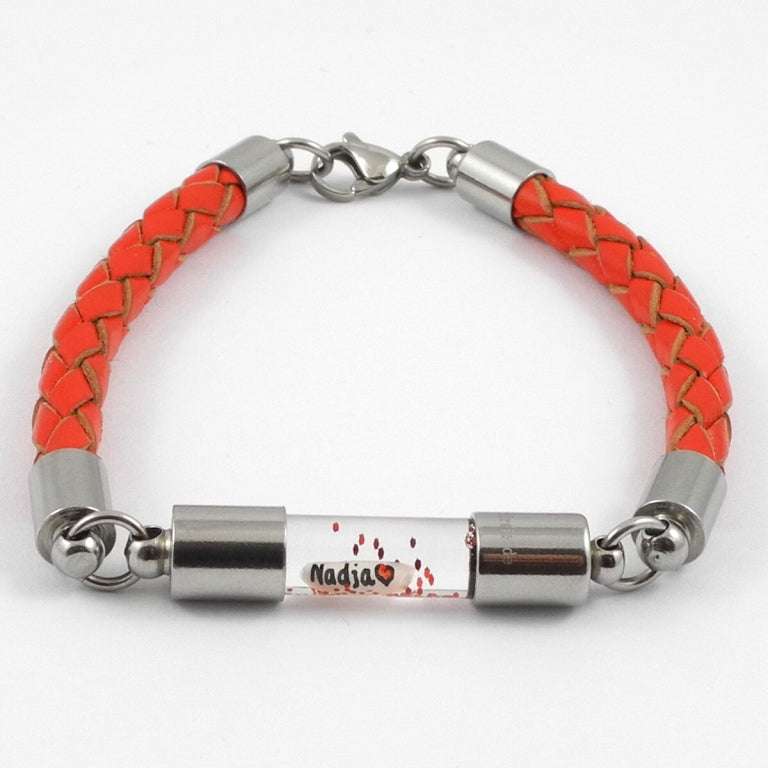 Bild von   armband mit namen leder rotjpg | Individuelle 🎁 persönliche 🎁 personalisierte Geschenke bedruckt ▪ bestickt ▪ graviert